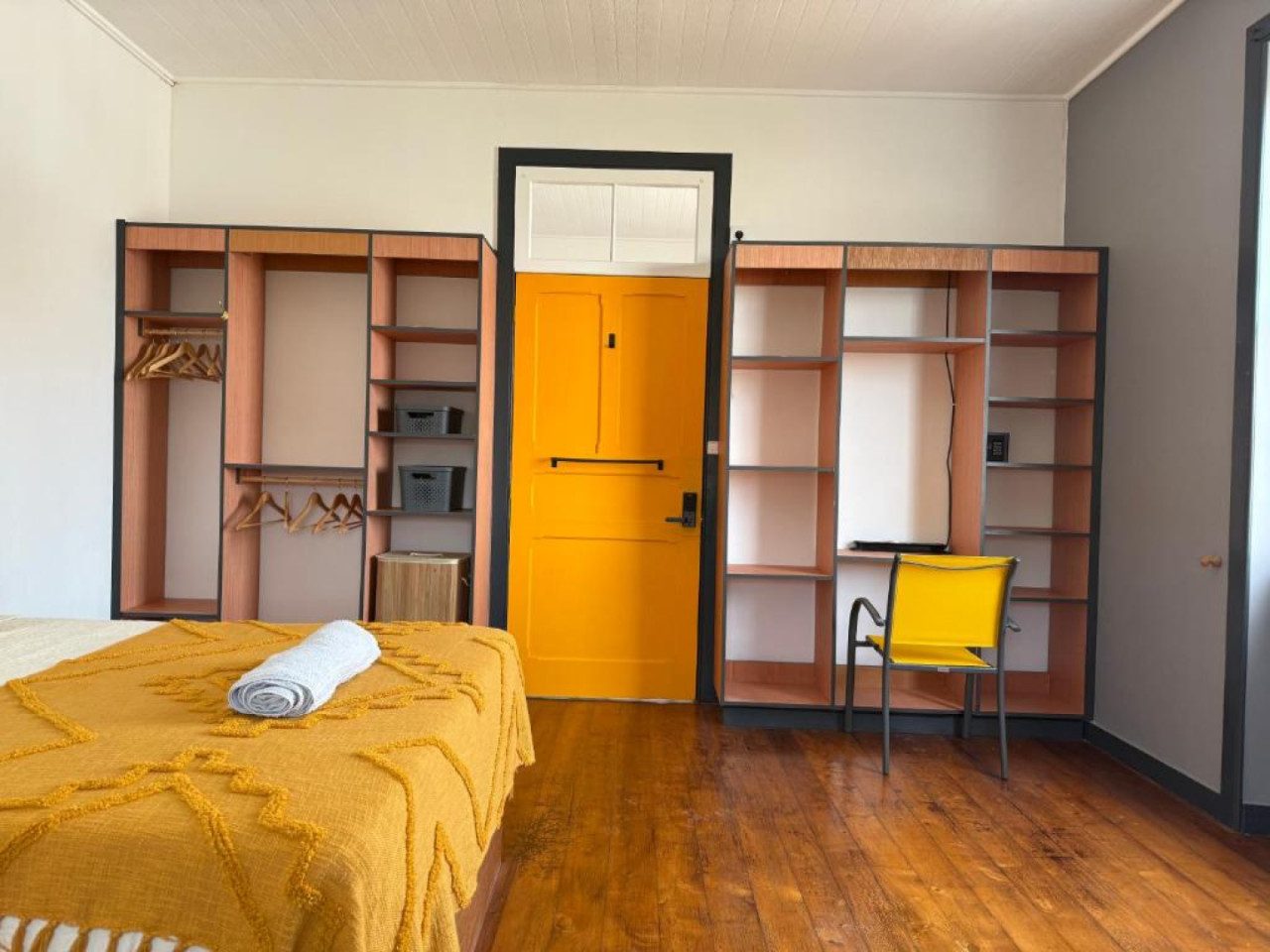 Large Bedroom - Vibrant Coliving Retreat for Senior Travelers in Serene Ribeirinha Central - Gallery - 4