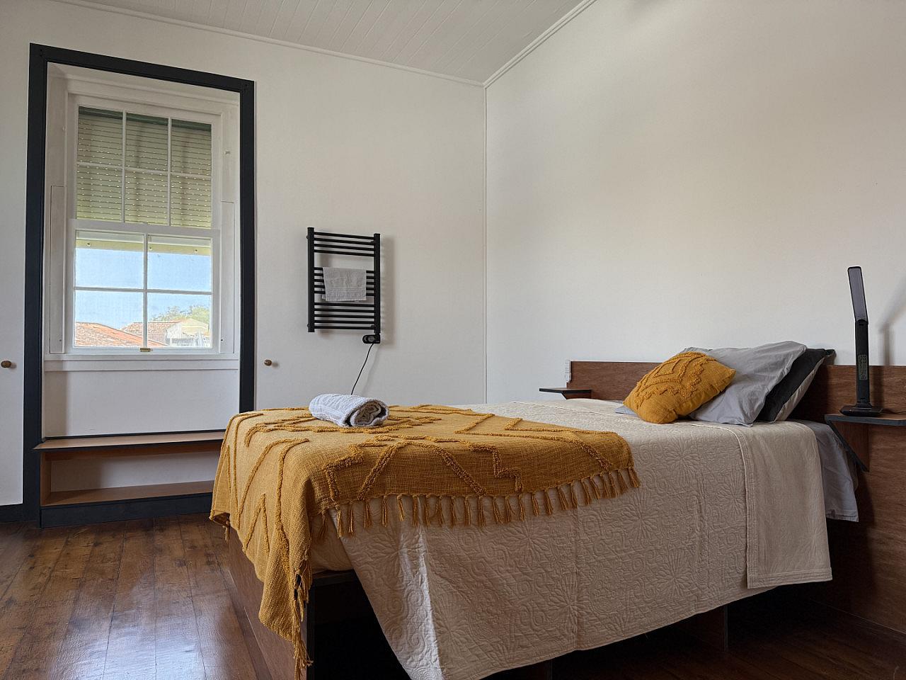 Large Bedroom - Vibrant Coliving Retreat for Senior Travelers in Serene Ribeirinha Central - Gallery - 6