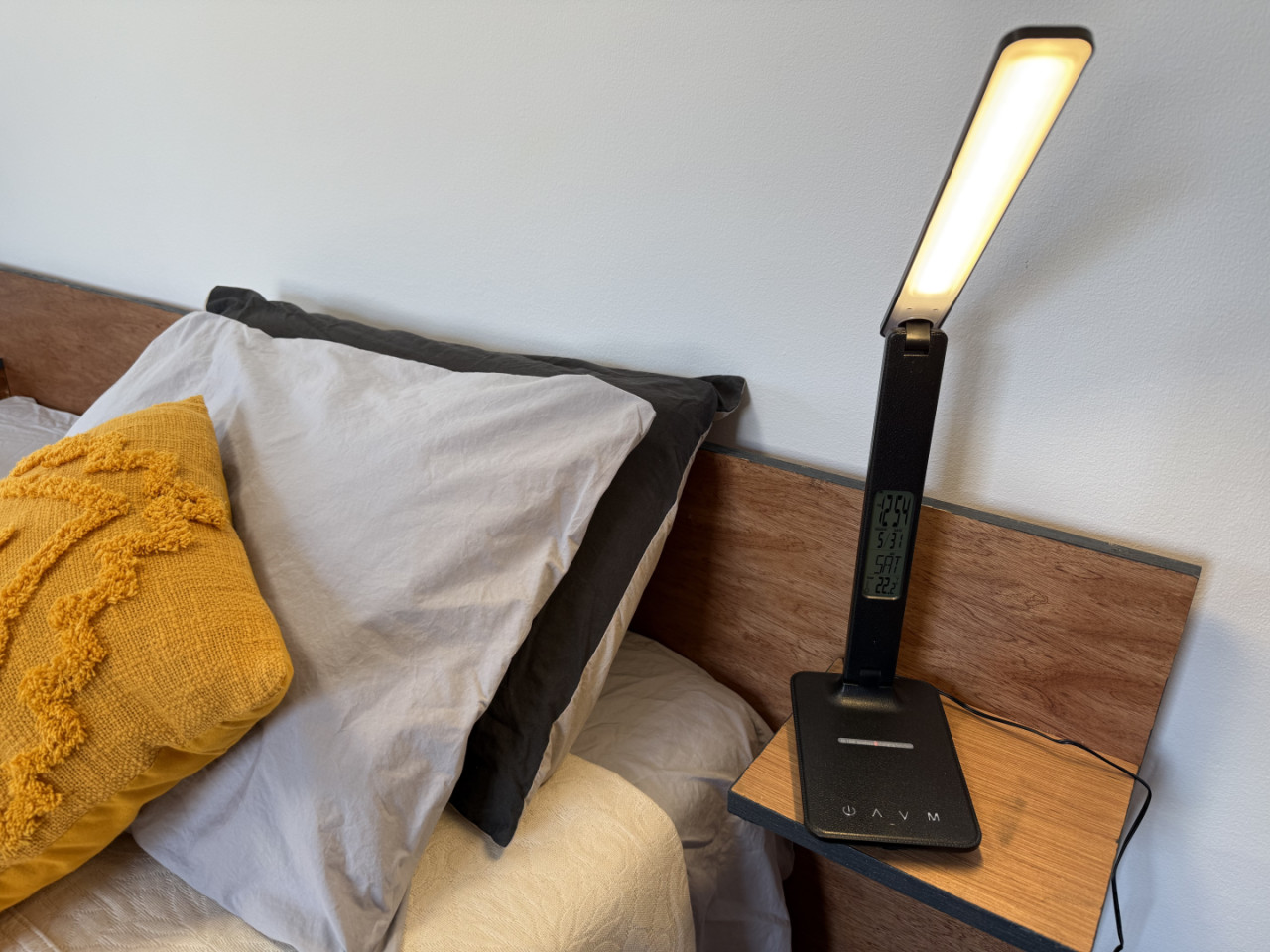 Large Bedroom - Vibrant Coliving Retreat for Senior Travelers in Serene Ribeirinha Central - Gallery - 1