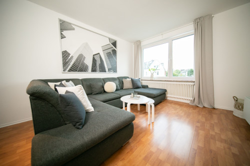 Stylish 2-room apartment with loggia, high-quality furnishings & cleaning service – prime location in Unterbilk