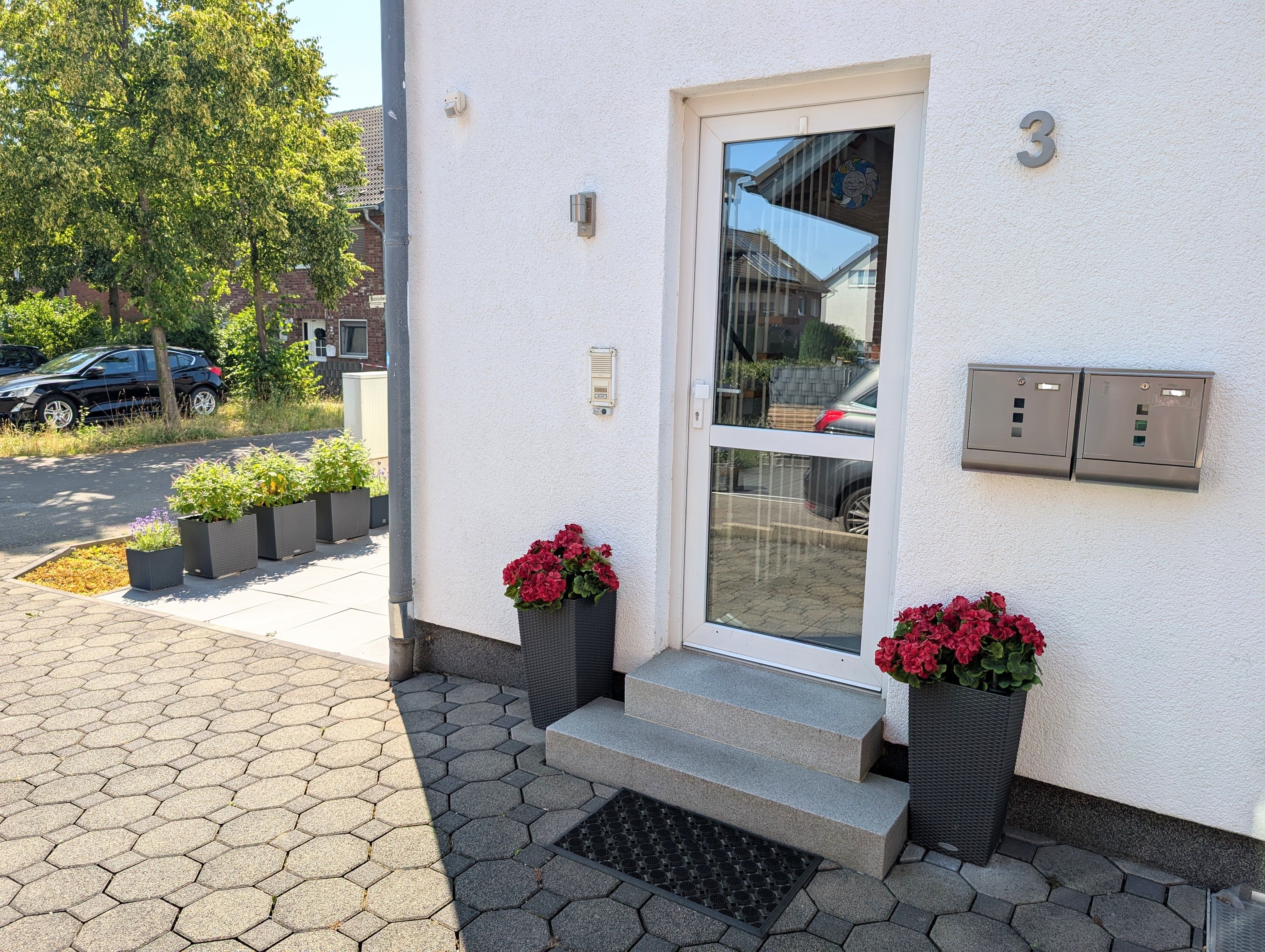 Renovated And Newly Furnished Top Floor Apartment In Wesseling - 3