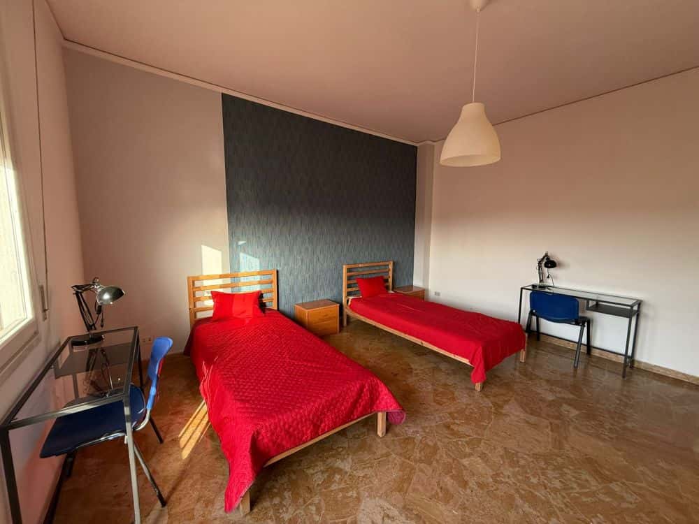 Spaziosa stanza condivisa inVia Capo di Mondo