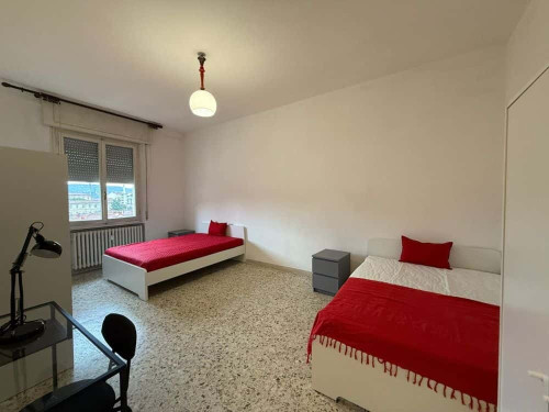 Spaziosa stanza condivisa inVia Sette Santi