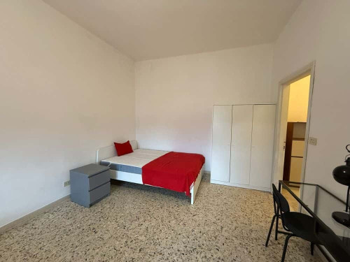Spaziosa stanza condivisa inVia Sette Santi