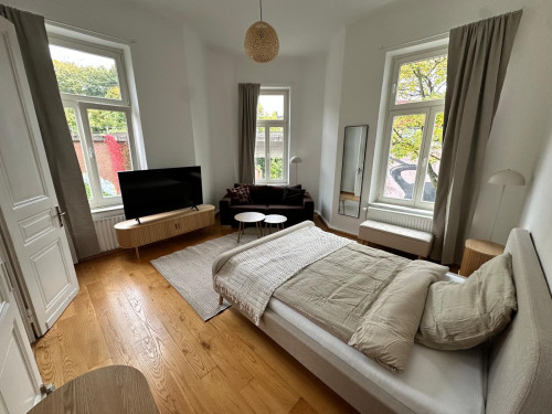 Stylish City Apartment with Designer Furniture & High Ceilings – Near City Center