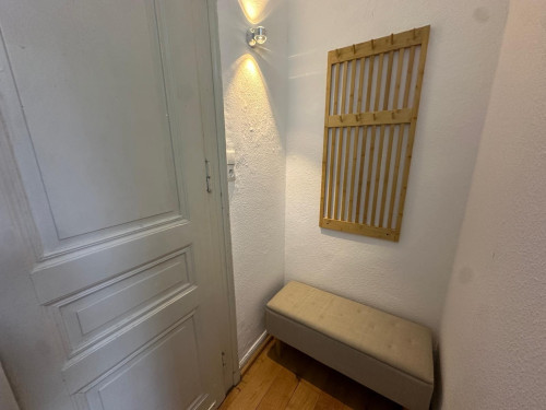 Stylish City Apartment with Designer Furniture & High Ceilings – Near City Center - Gallery - 7