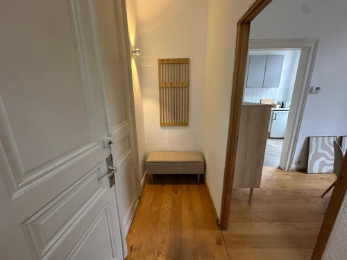 Stylish City Apartment with Designer Furniture & High Ceilings – Near City Center - Gallery - 6