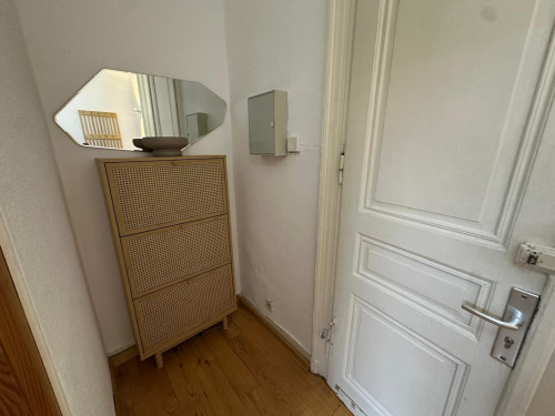 Stylish City Apartment with Designer Furniture & High Ceilings – Near City Center - Gallery - 8