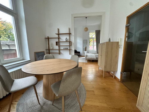 Stylish City Apartment with Designer Furniture & High Ceilings – Near City Center - Gallery - 12