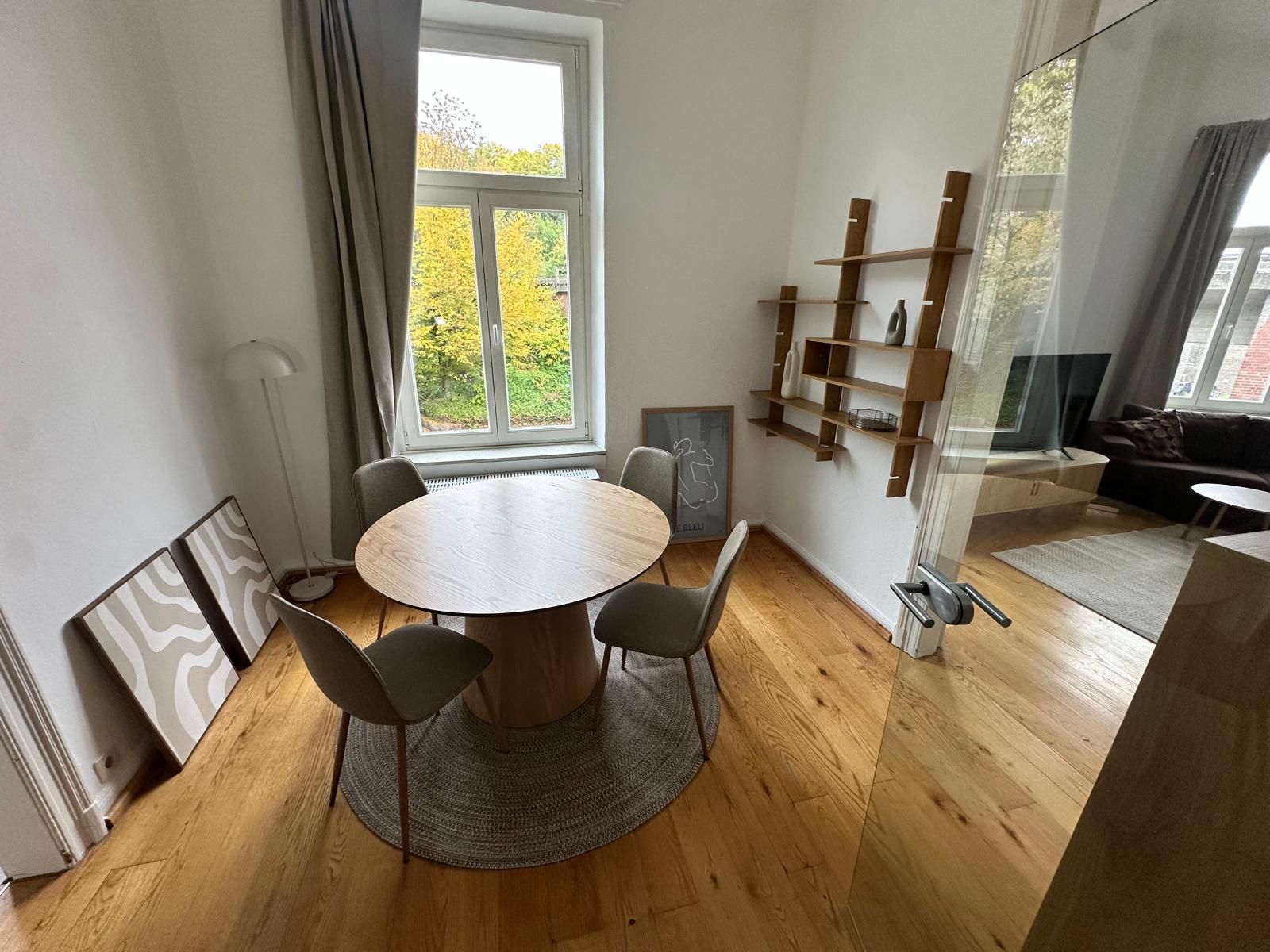 Stylish City Apartment With Designer Furniture & High Ceilings – Near City Center - 1