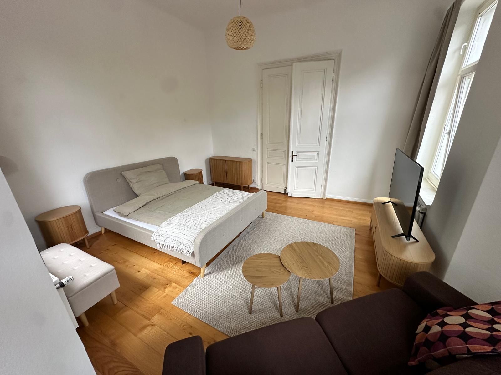 Stylish City Apartment With Designer Furniture & High Ceilings – Near City Center - 15