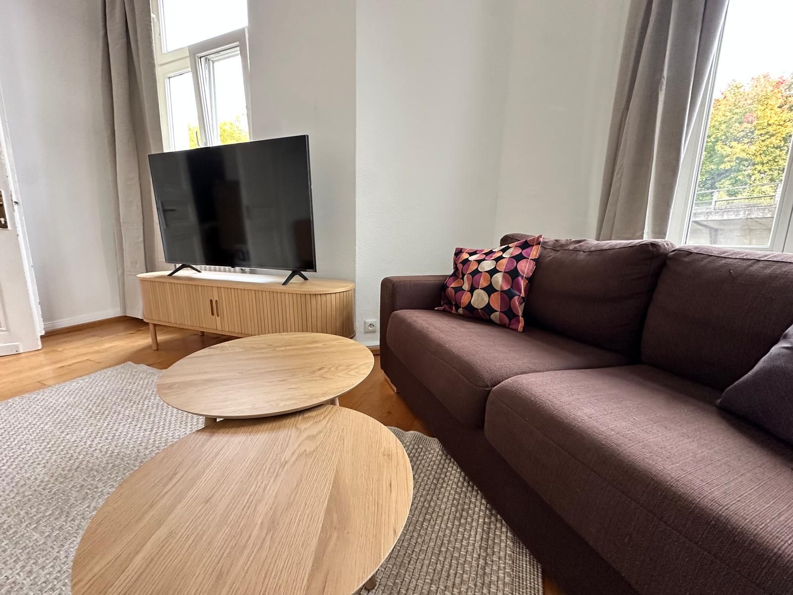 Stylish City Apartment With Designer Furniture & High Ceilings – Near City Center - 12