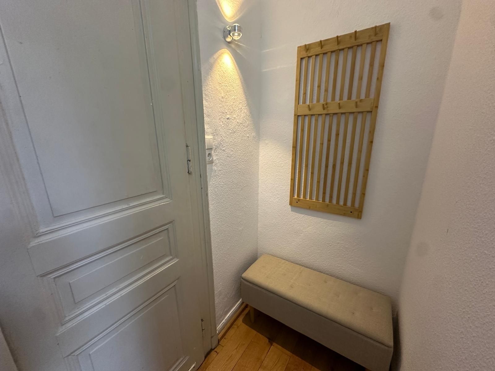 Stylish City Apartment With Designer Furniture & High Ceilings – Near City Center - 10
