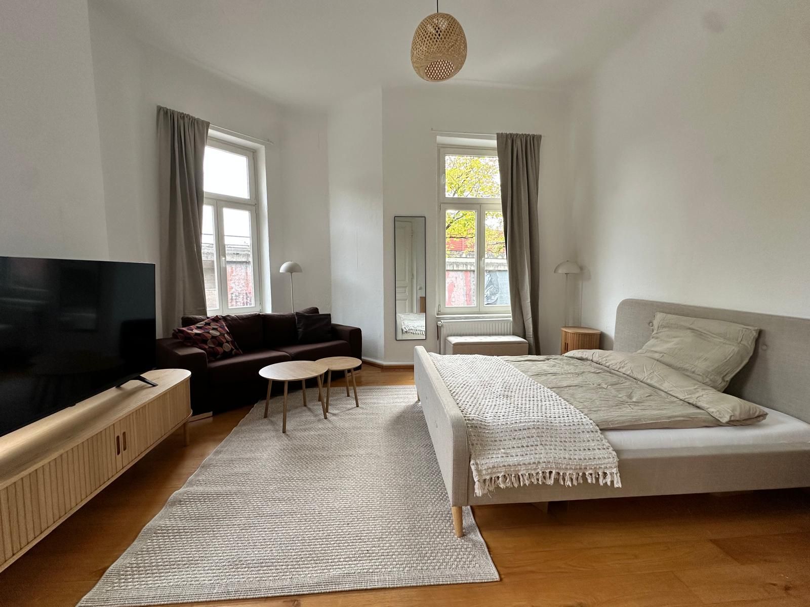 Stylish City Apartment With Designer Furniture & High Ceilings – Near City Center - 16