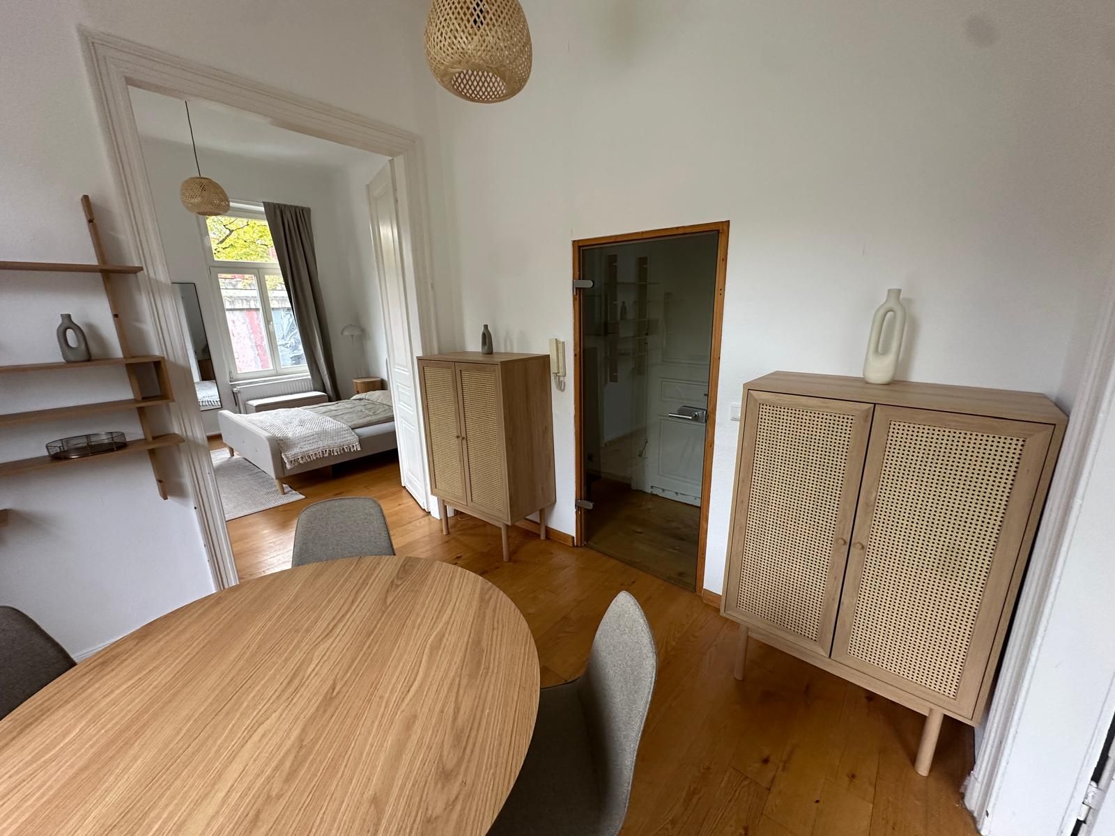 Stylish City Apartment With Designer Furniture & High Ceilings – Near City Center - 3
