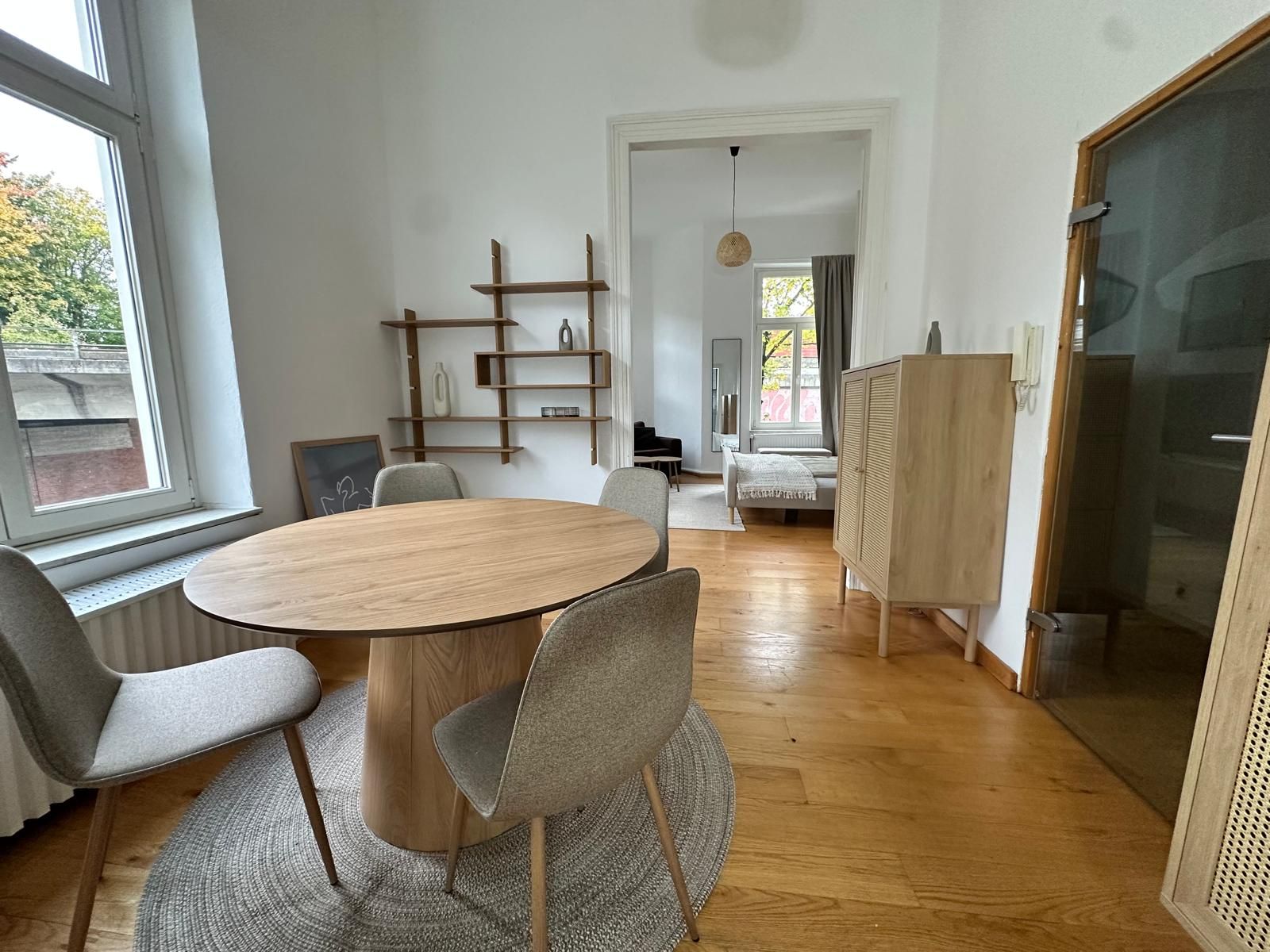 Stylish City Apartment With Designer Furniture & High Ceilings – Near City Center - 5