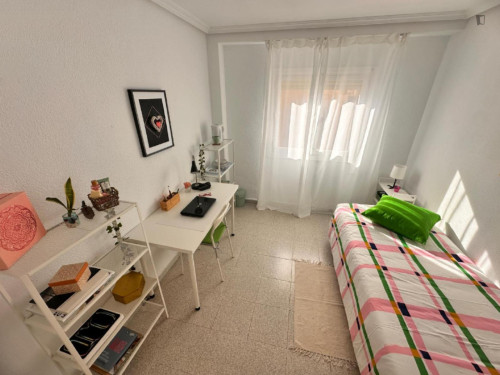 Amplia y luminosa habitación con Aire Acondicionado
