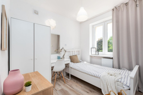 Neat little single bedroom in Grochów