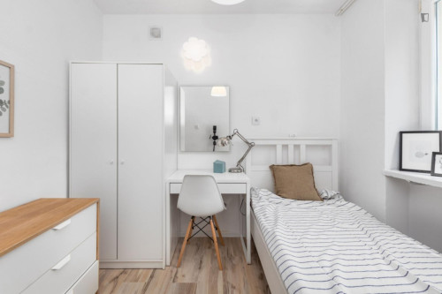 Neat little single bedroom in Grochów