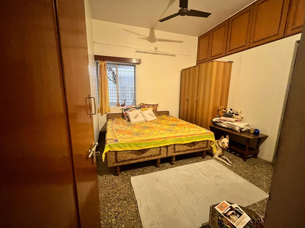 Master Bedroom (Full Room) - Vintage old school B'lr home - Gallery - 1