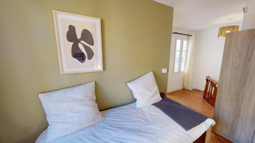 Neat ensuite double bedroom in the centre of Bordeaux