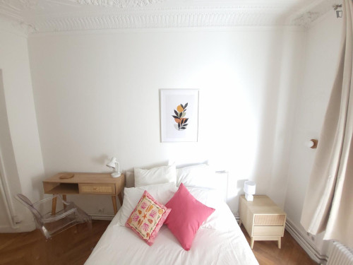 Beautiful double bedroom in an 8-bedroom apartment