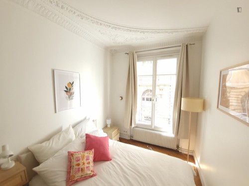 Beautiful double bedroom in an 8-bedroom apartment