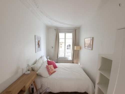 Beautiful double bedroom in an 8-bedroom apartment