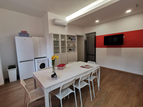 Bed in a bright twin bedroom in Garibaldi Repubblica  - Gallery -  5