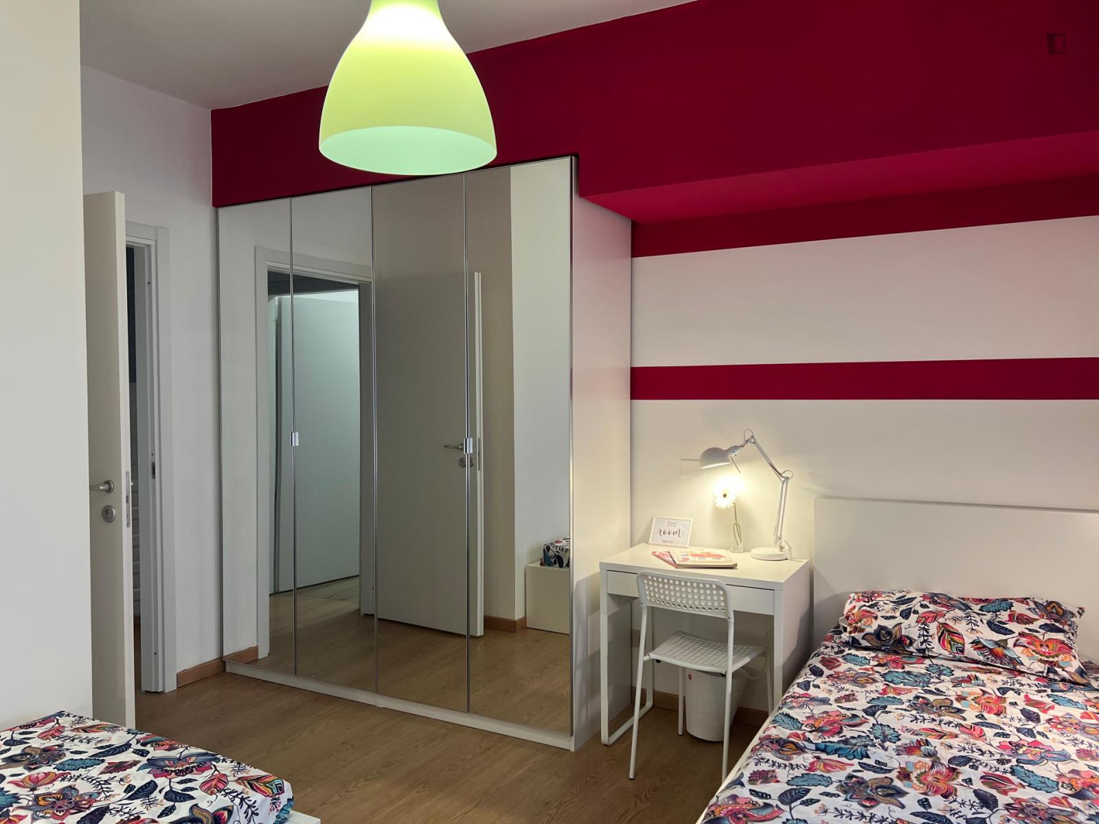  Bed In A Bright Twin Bedroom In Garibaldi Repubblica  -  Bed in a bright twin bedroom in Garibaldi Repubblica  - Gallery -  1
