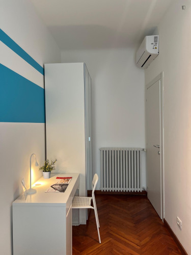 Rooms and beds for rent in apartment with 10 bedrooms in Garibaldi Repubblica