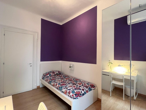 Rooms and beds for rent in apartment with 10 bedrooms in Garibaldi Repubblica