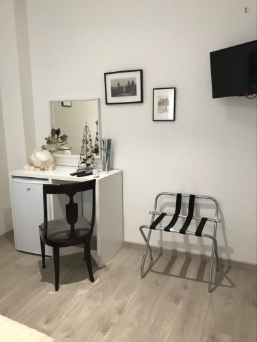 Multiple beds bedroom, with private bathroom, in 2-bedroom apartment