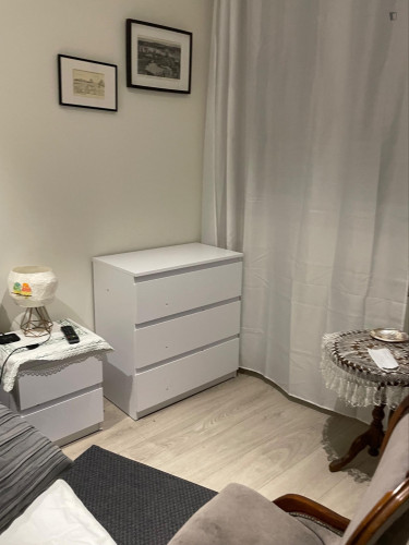 Multiple beds bedroom, with private bathroom, in 2-bedroom apartment