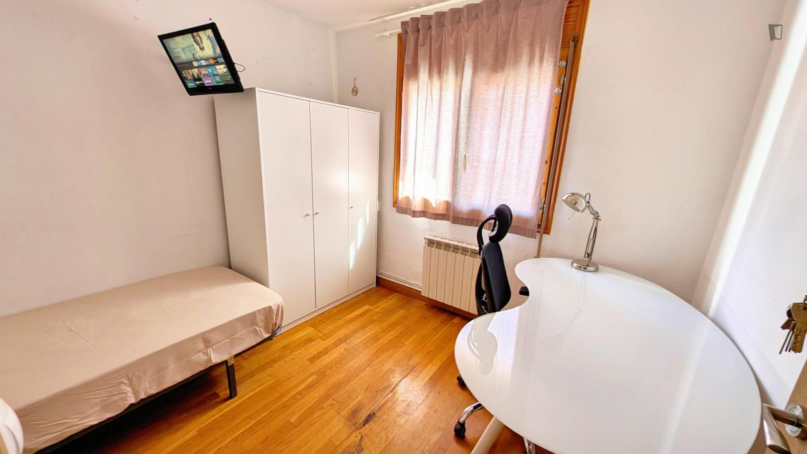 Inspiring Single Bedroom Close To Zaragoza-Goya Train Station - Inspiring Single Bedroom close to Zaragoza-Goya Train Station - Gallery - 1