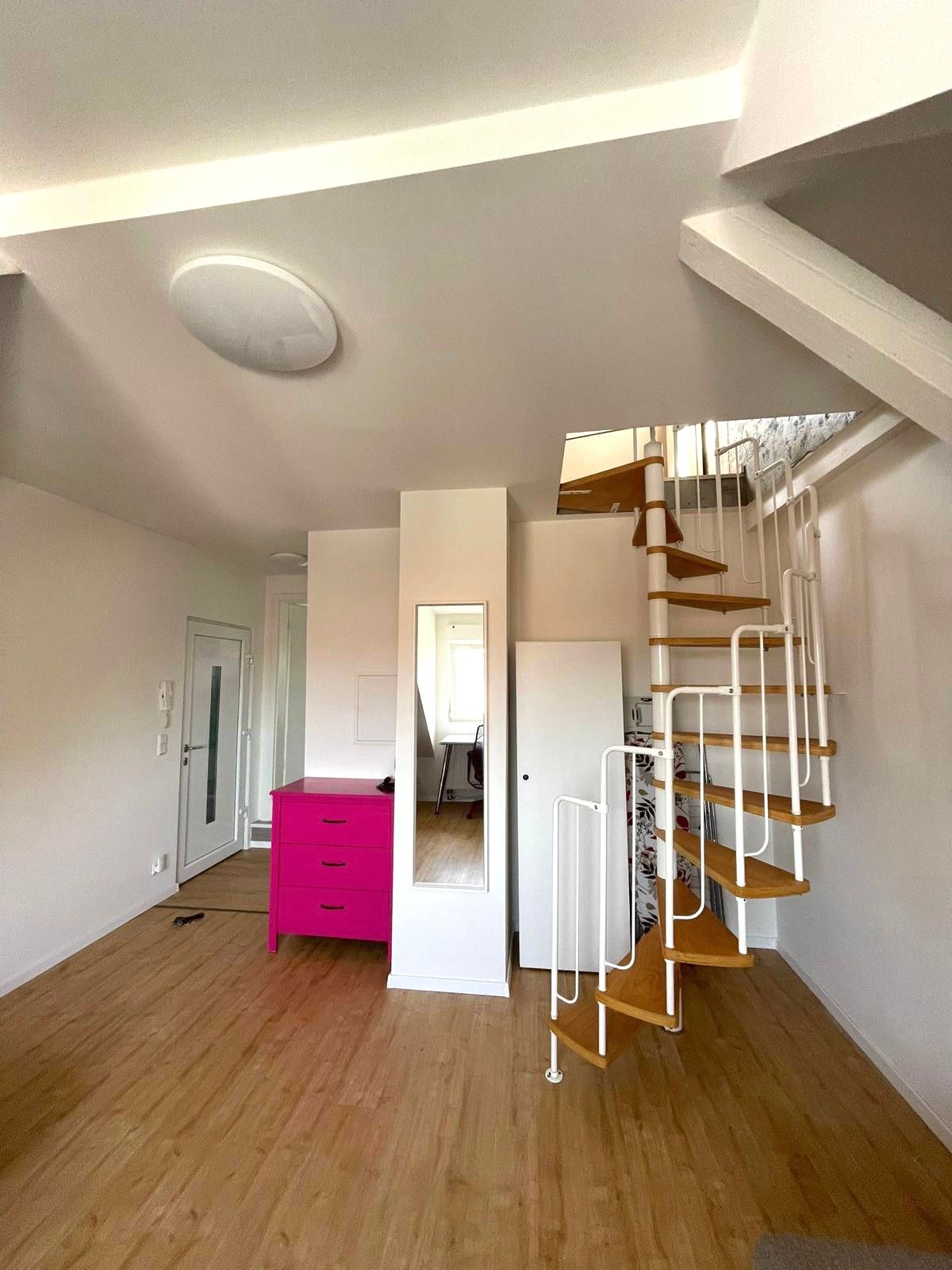 Classy & Charming Apartment In A Historic Building - 4