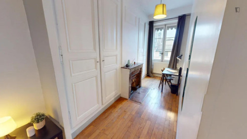 Very cosy double bedroom near the Lyon-Saint-Paul train station
