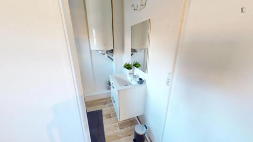 Cool little double bedroom near Esquirol metro station