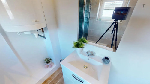 Cool little double bedroom near Esquirol metro station