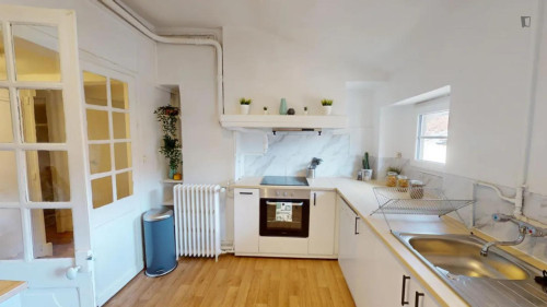 Cool little double bedroom near Esquirol metro station