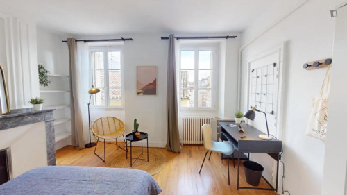 Lovely double bedroom near Esquirol metro station