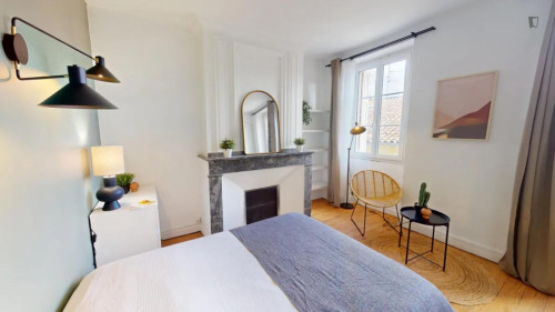 Lovely double bedroom near Esquirol metro station