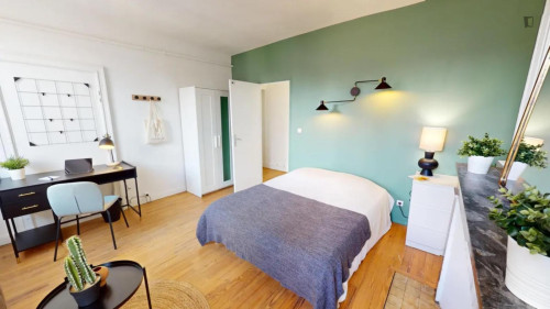 Lovely double bedroom near Esquirol metro station