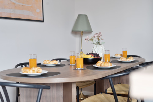 Three-Bedroom Apartment with balcony - Gallery - 23