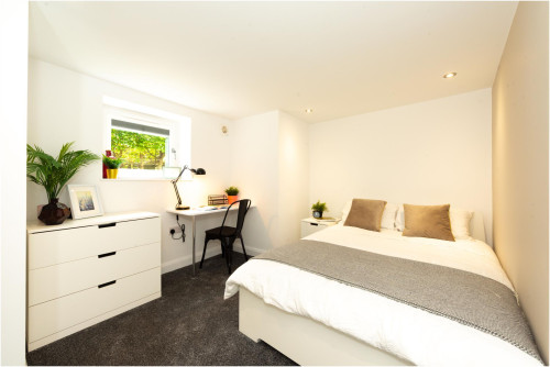 2-graham-grove-leeds-39557531220251018070102AM