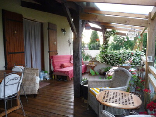 Jolie maison avec belle jardin et g