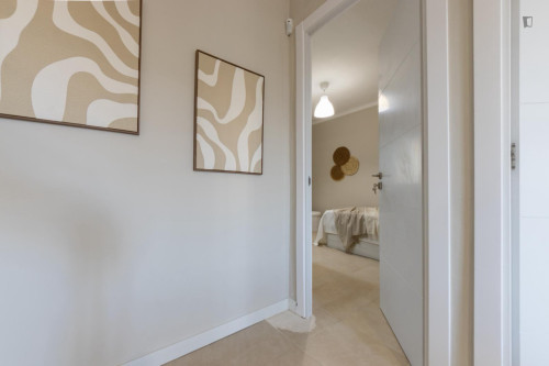 Cozy single bedroom in recently renovated apartment in central Reus