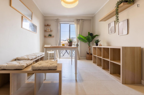 Cozy single bedroom in recently renovated apartment in central Reus