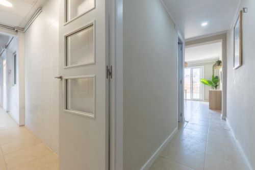 Cozy single bedroom in recently renovated apartment in central Reus