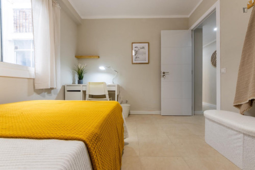 Comfortable single bedroom in recently renovated apartment in central Reus